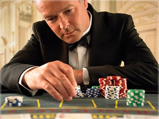 Игрок в казино за столом Баккара