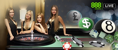 Крупье казино за столом рулетки