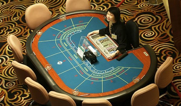 дилер за игровым столом в казино