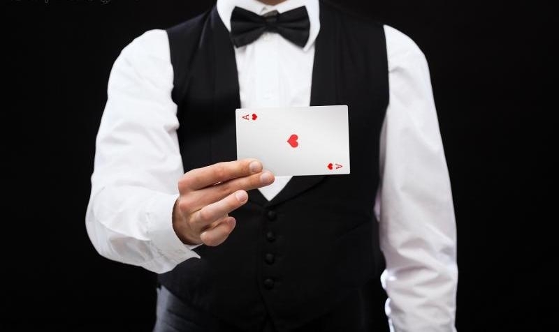 Дилер казино демонстрирует игрокам туза чирвей
