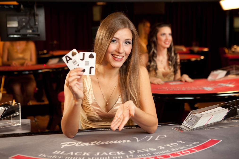 Живой дилер за столом блэкджек