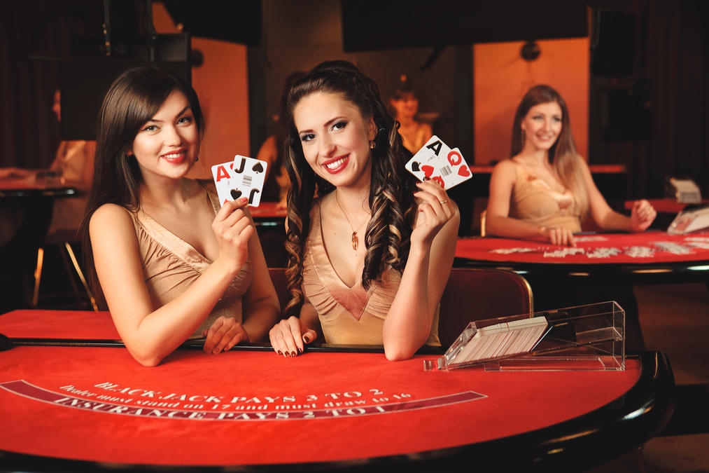 Casino live, девушки дилеры, блэкджек