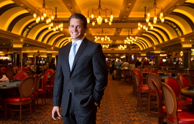 Приветливый пит-босс в зале казино