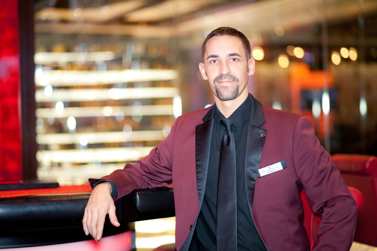 Молодой пит-босс у игрового стола