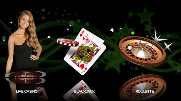 Девушка-крупье, игральные карты и колесо рулетки