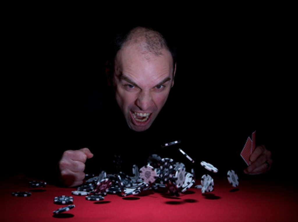 Игрок в агресии стучит по столу, с которого подлетают фишки