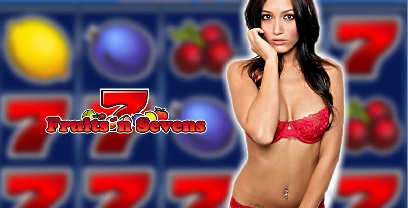 Брюнетка в красном кружевном лифчике позирует на фоне линий игрового автомата Fruits'n sevens