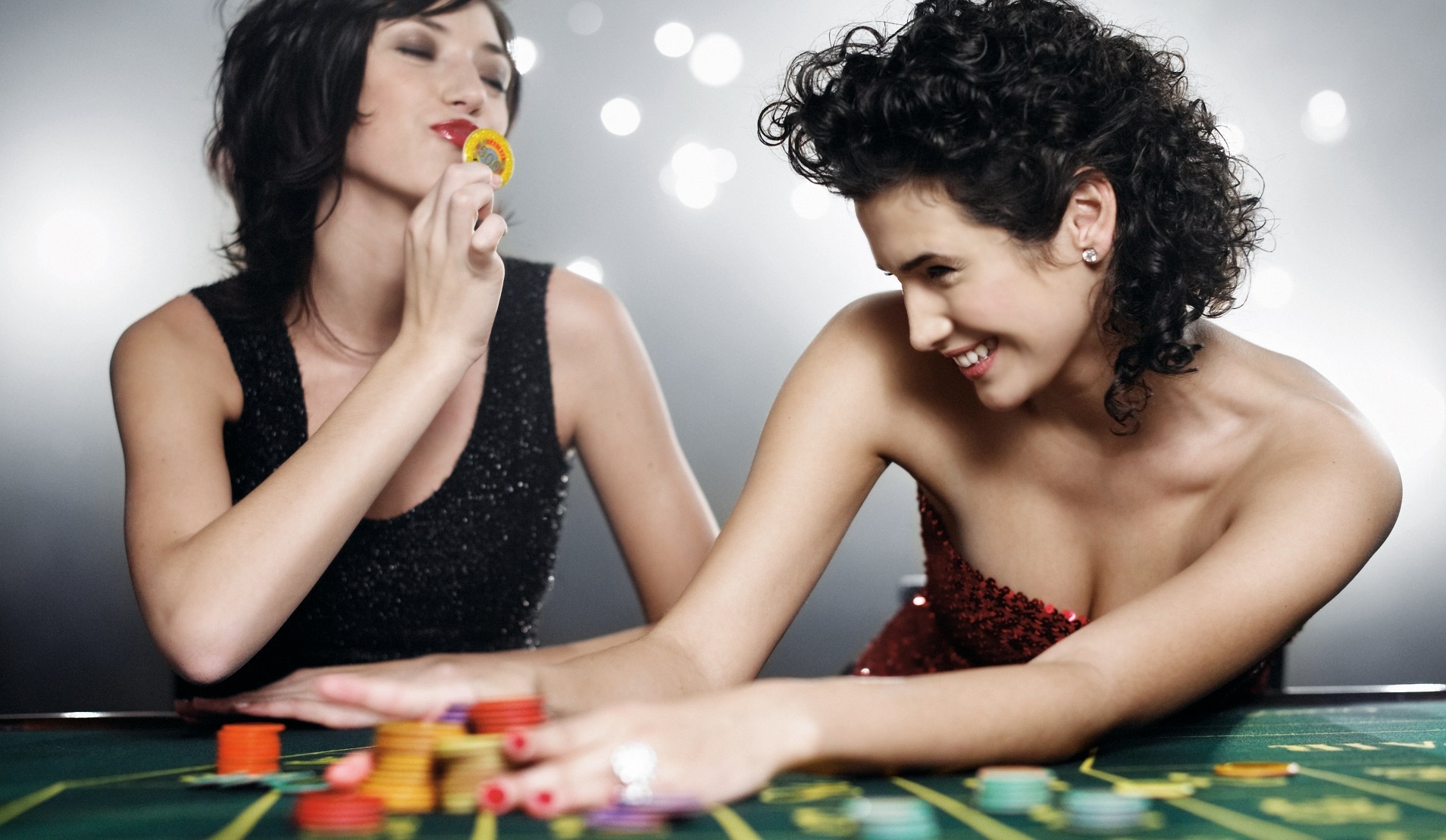 Две озорные брюнетки играют и рулетку