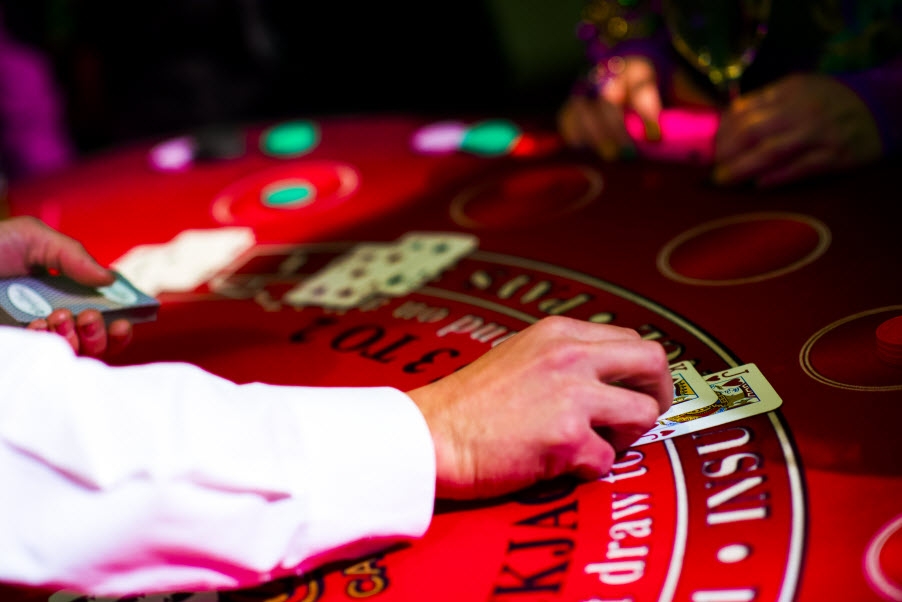 Дилер в блэкджеке раздает карты