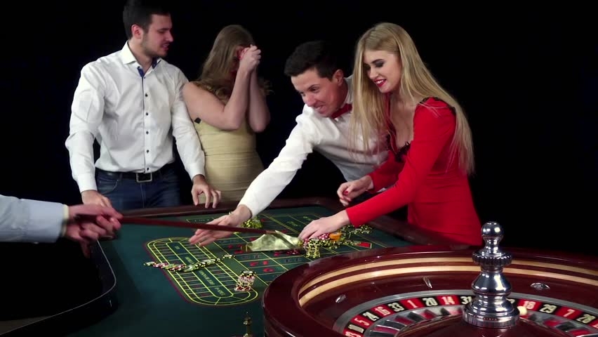 Две пары за игрой в рулетку в компании крупье