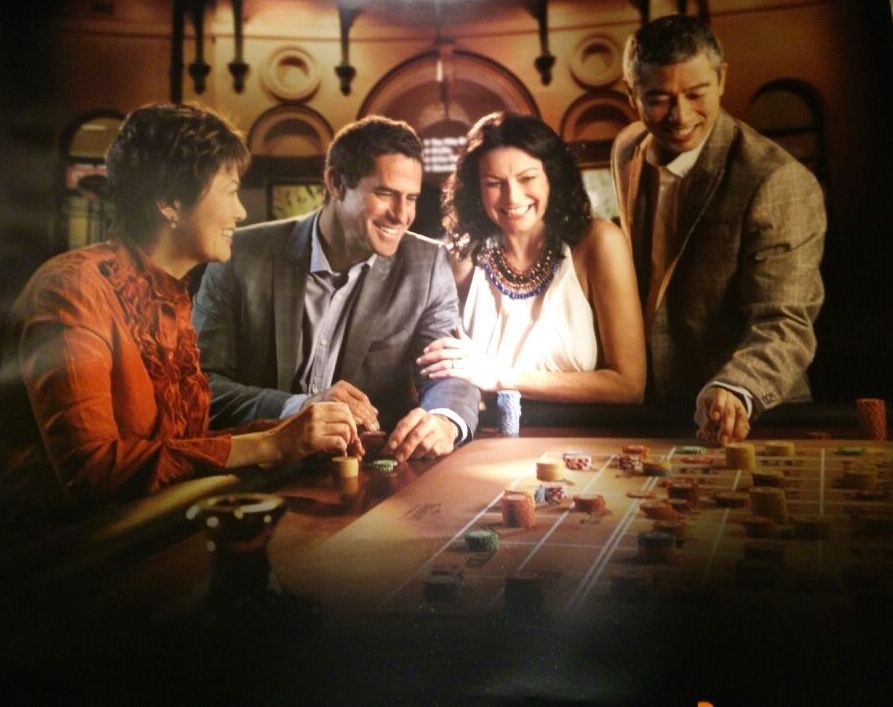 Мужчины и женщины хорошо проводят время за игрой в рулетку