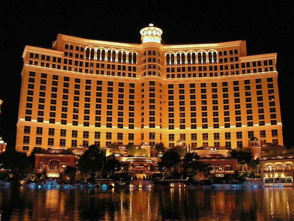 Ночной вид на фасад здания казино Bellagio в Лас-Вегасе