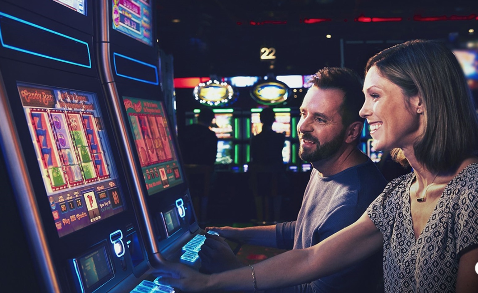 Девушка и парень играют на автоматах
