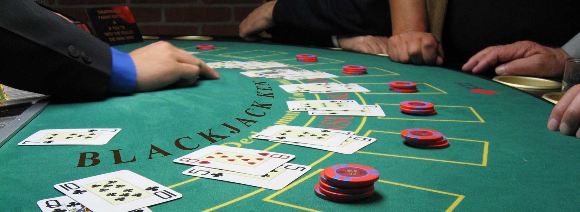 Карты и фишки разложены на столе для блэкджека