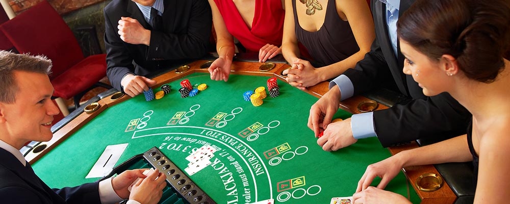 Дилер ведет игру в блэкджек для людей с элитного общества