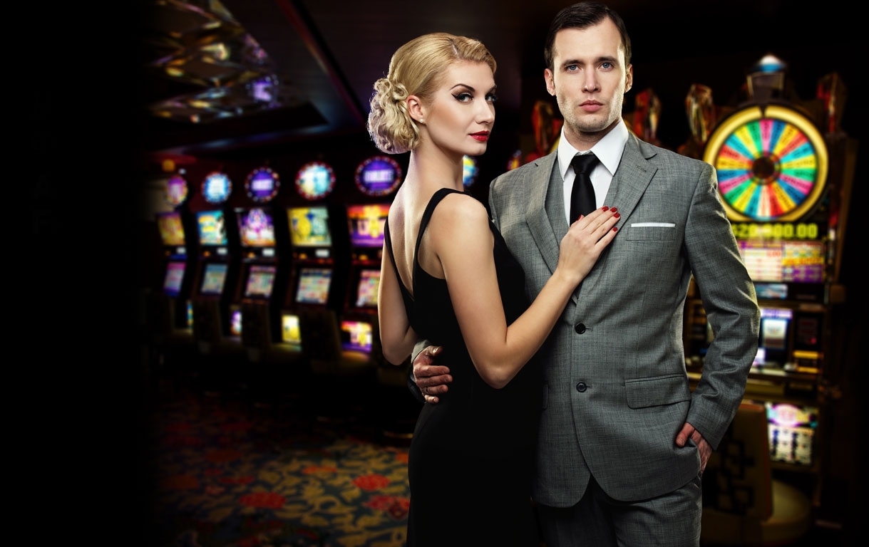Высокий красавчик в строгом костюме уверенно стоит в центре игорного зала, прижимая к себе роскошную блондинку в черном обтягивающем платье