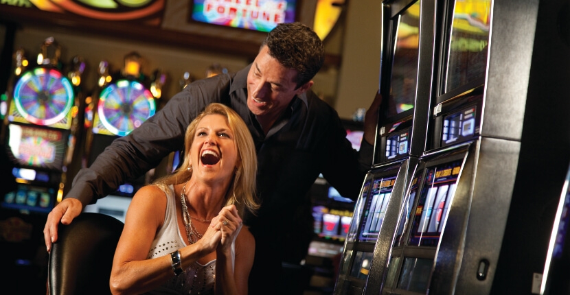 Девушка и парень сорвали джек-пот на игровом автомате в казино