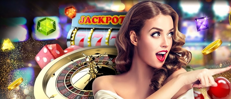 Привлекательная блондинка презентует онлайн казино