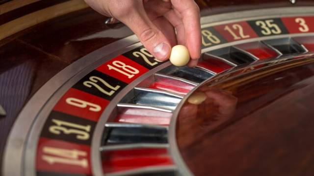 Почему крупье заменяют шарики на рулетке?