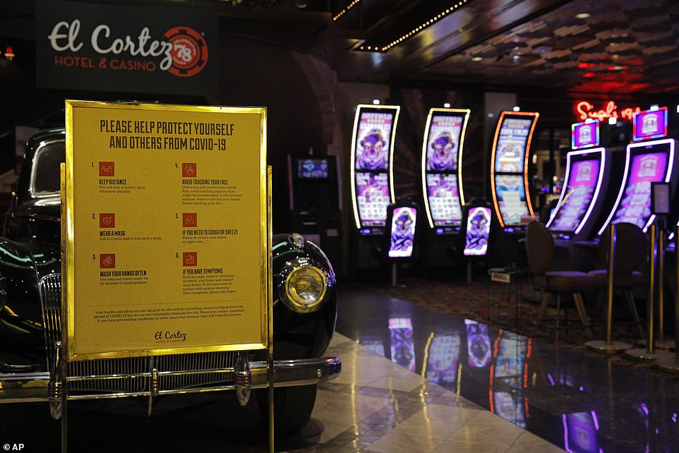 Знак, напоминающий людям о мерах безопасности коронавируса в Лас-Вегасе