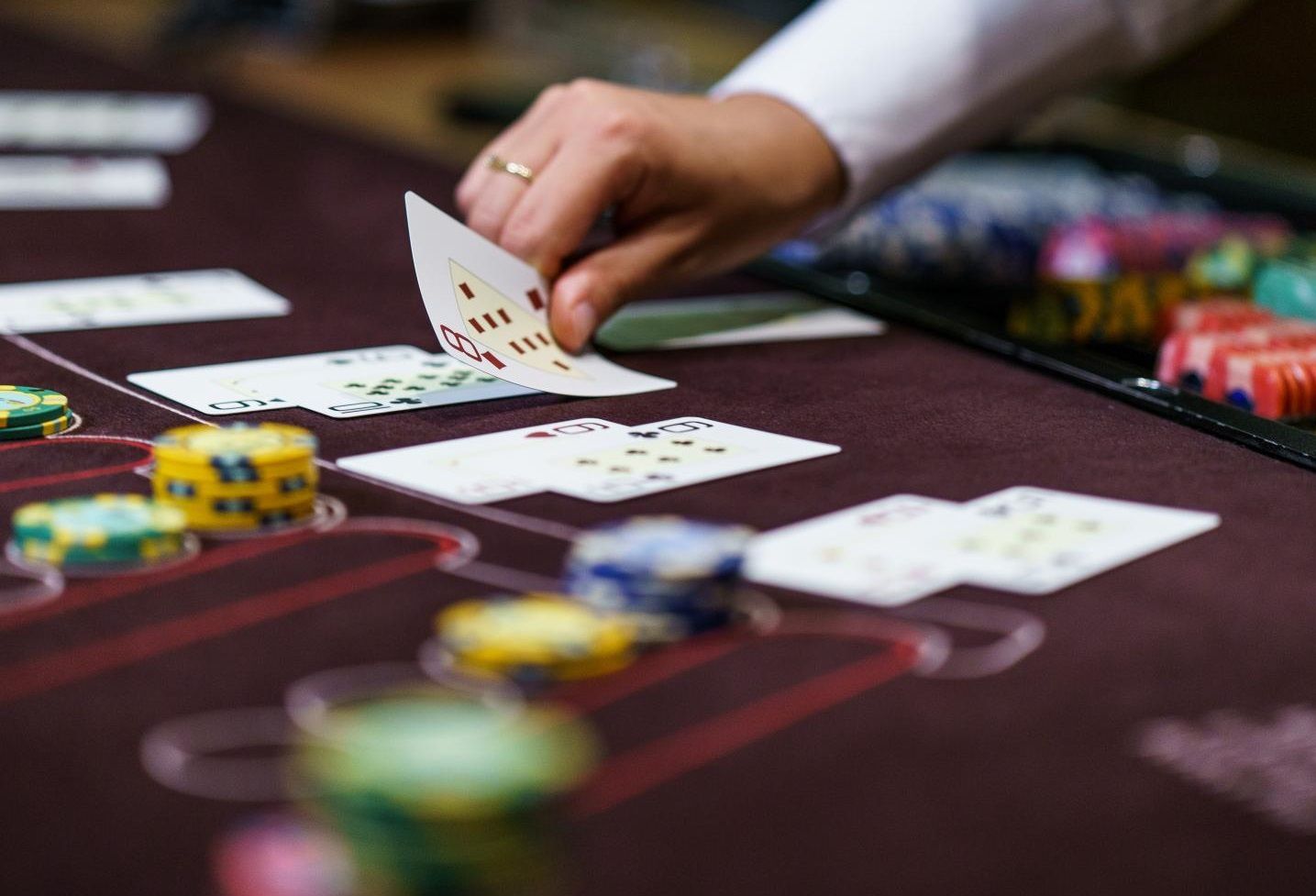 крупье в блэкджеке