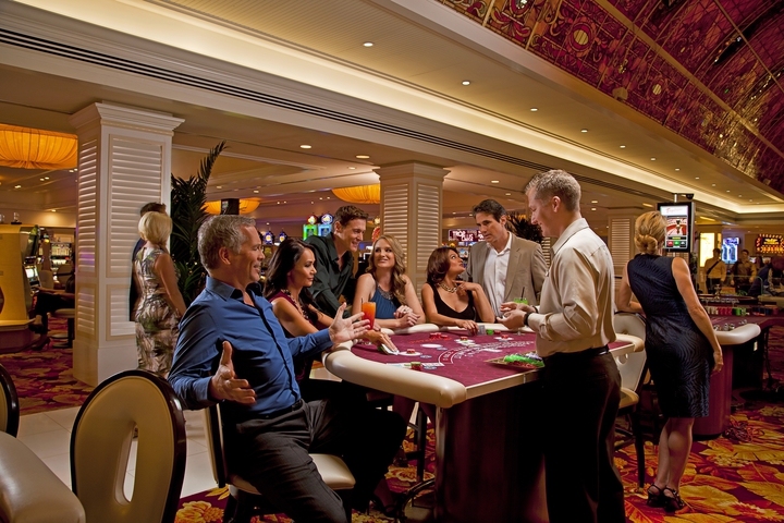 Элитное казино, крупье в работе