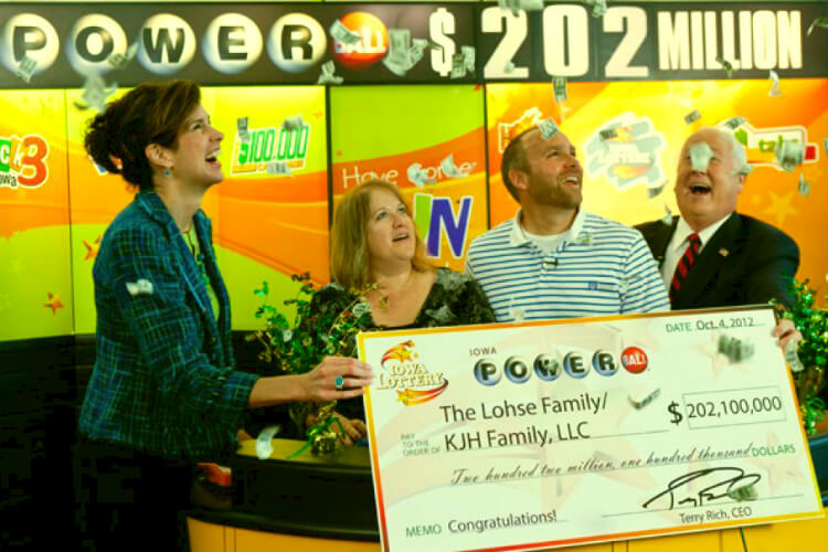 супруги Лозе на получении джекпота в лотереи