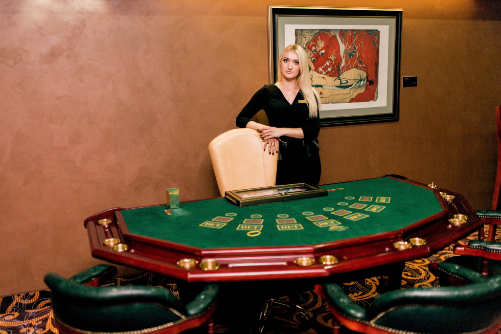 девушка крупье за игровым столом блэкджека