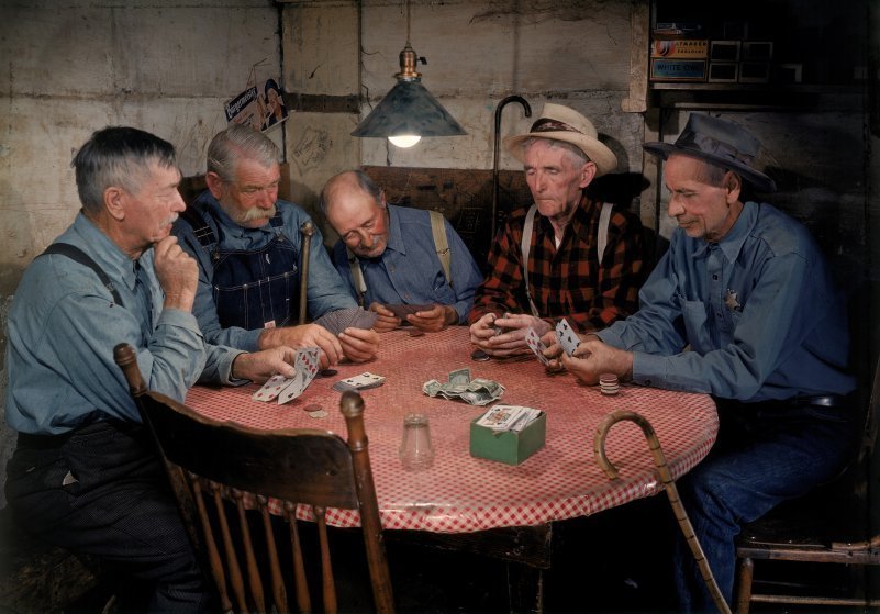 золотоискатели играют в покер