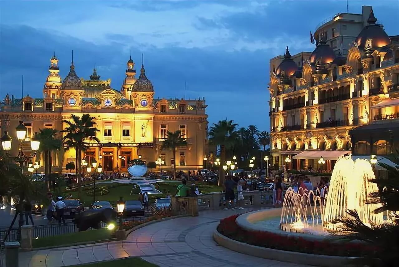 ночной вид казино Монте Карло