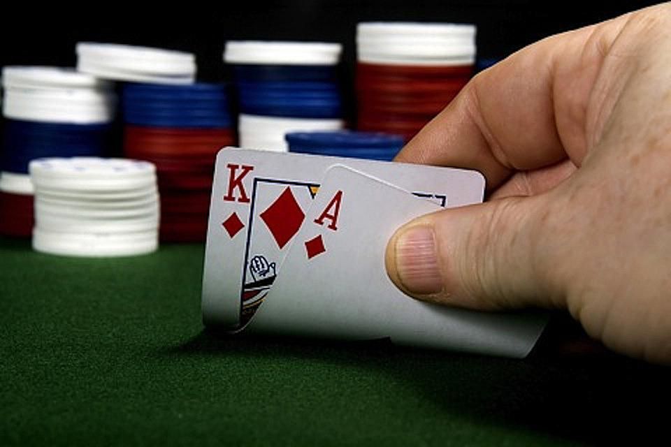Розыгрыш начальных Туз - Король в Холдем покере