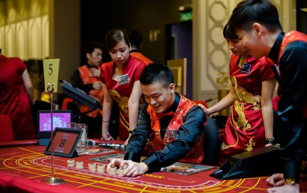 Сотрудники казино в красной униформе