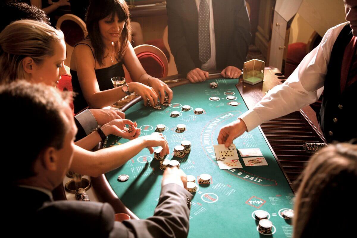 игроки увлеченные игрой блэкджек