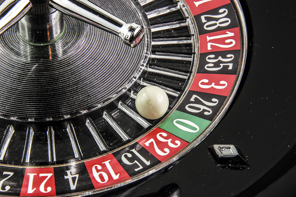 шарик в зеро ячейке колеса рулетки