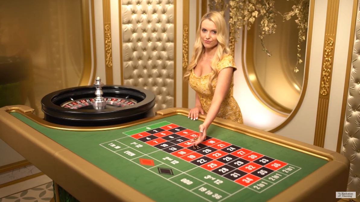 девушка крупье в игре рулетка