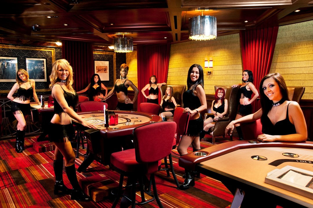 Сексуальные девушки крупье в казино