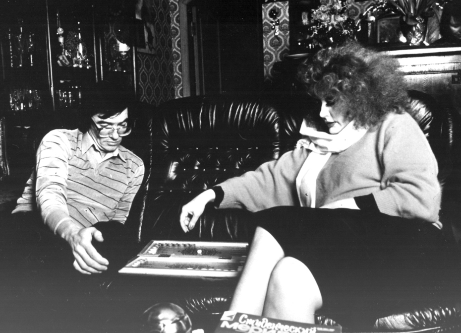 композитор Юрий Чернавский учит Аллу Пугачеву играть в нарды