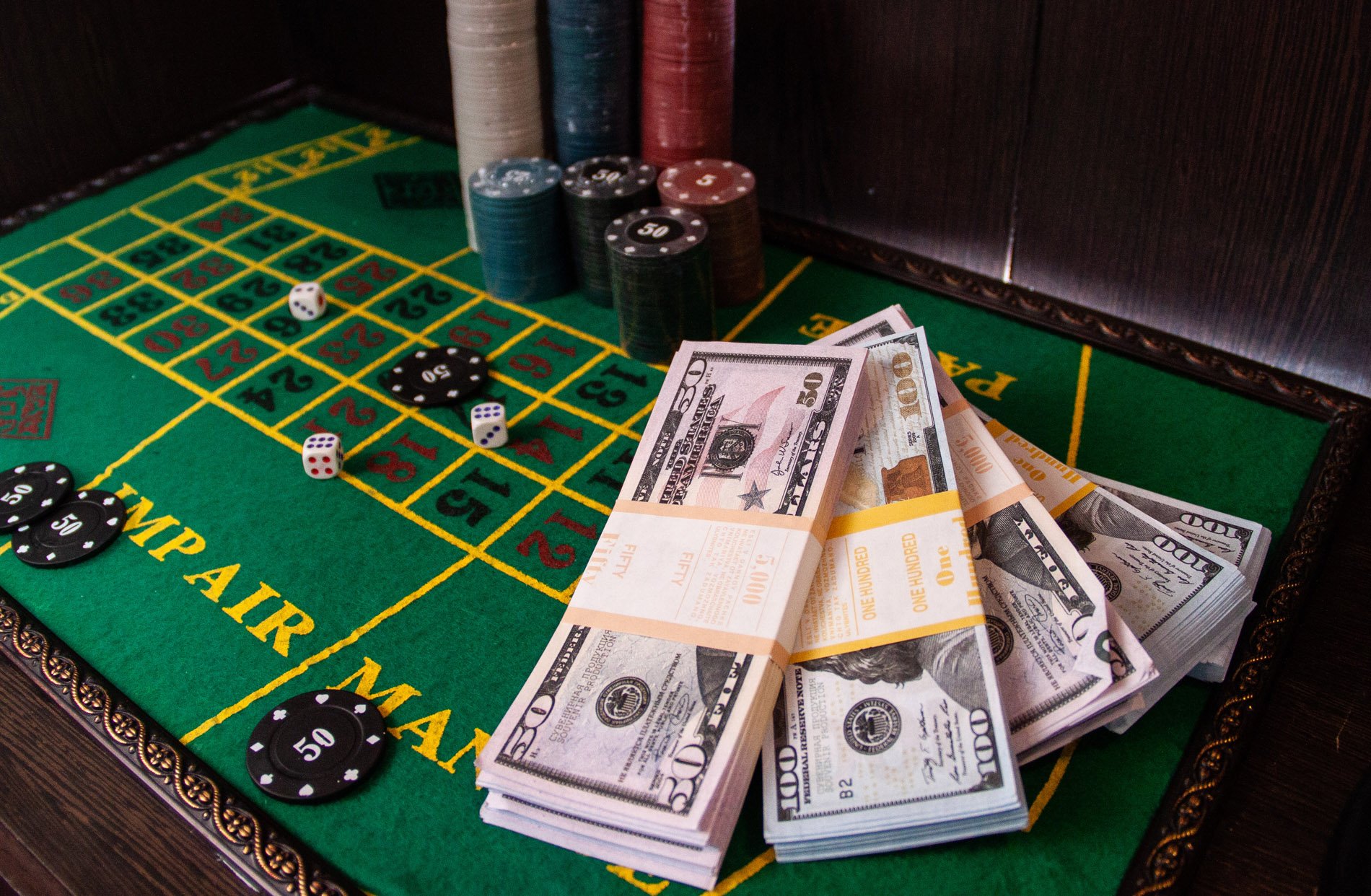 грабитель потратил все фишки на 1.5 млн. за три недели