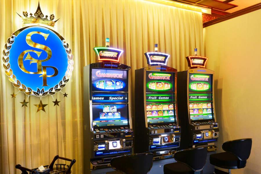 Зал игровых автоматов в казино Senator